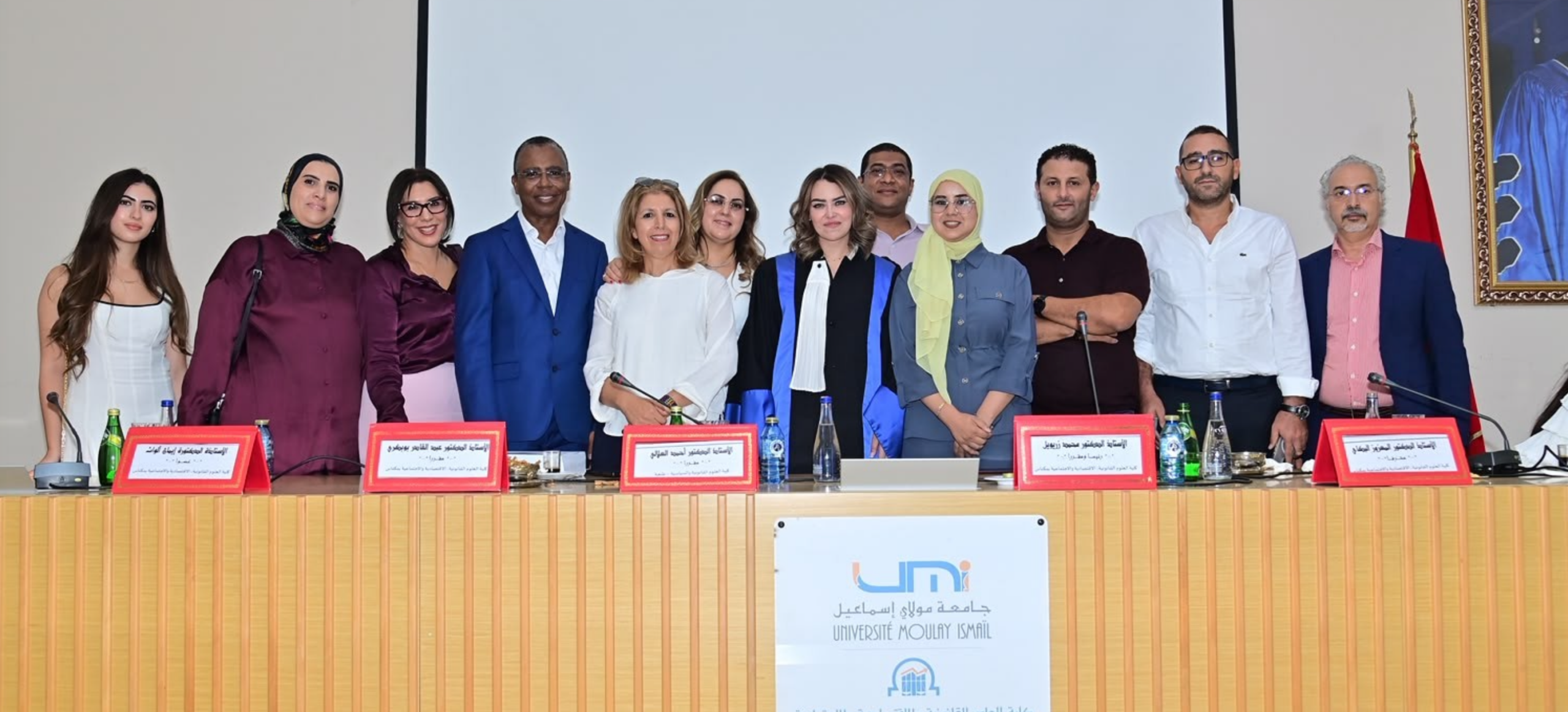Maître Selma SRHIRE entourée des membres du jury après sa soutenance de thèse à Meknès